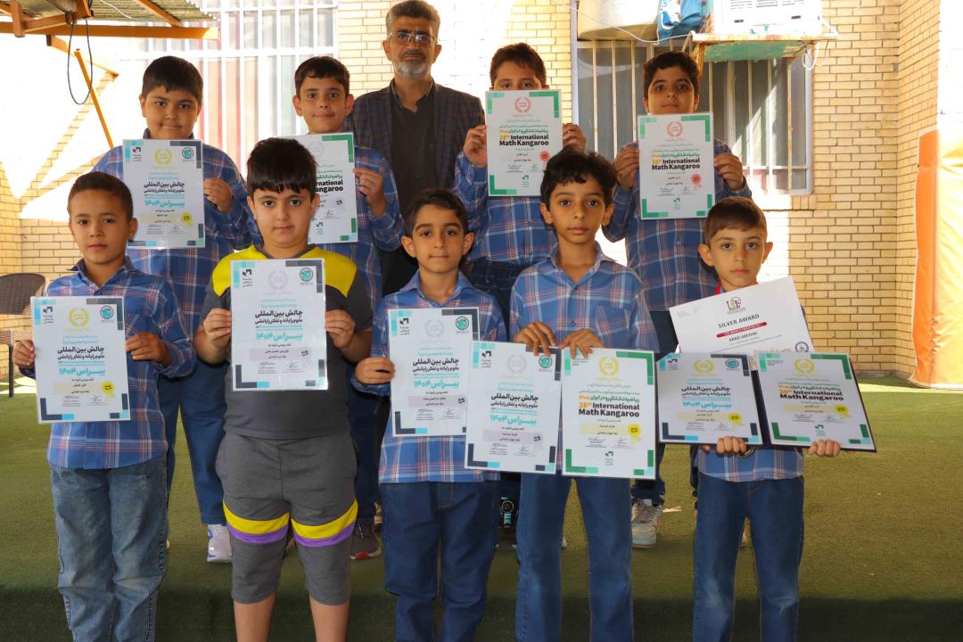 دانش‌آموزان پسرانه پیشتازان با گواهی مسابقات علمی