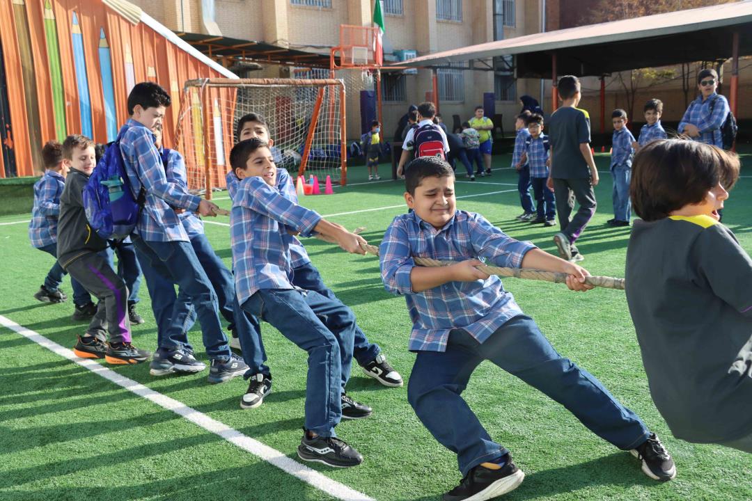 بازی گروهی دانش‌آموزان دبستان پسرانه پیشتازان در حیاط مدرسه